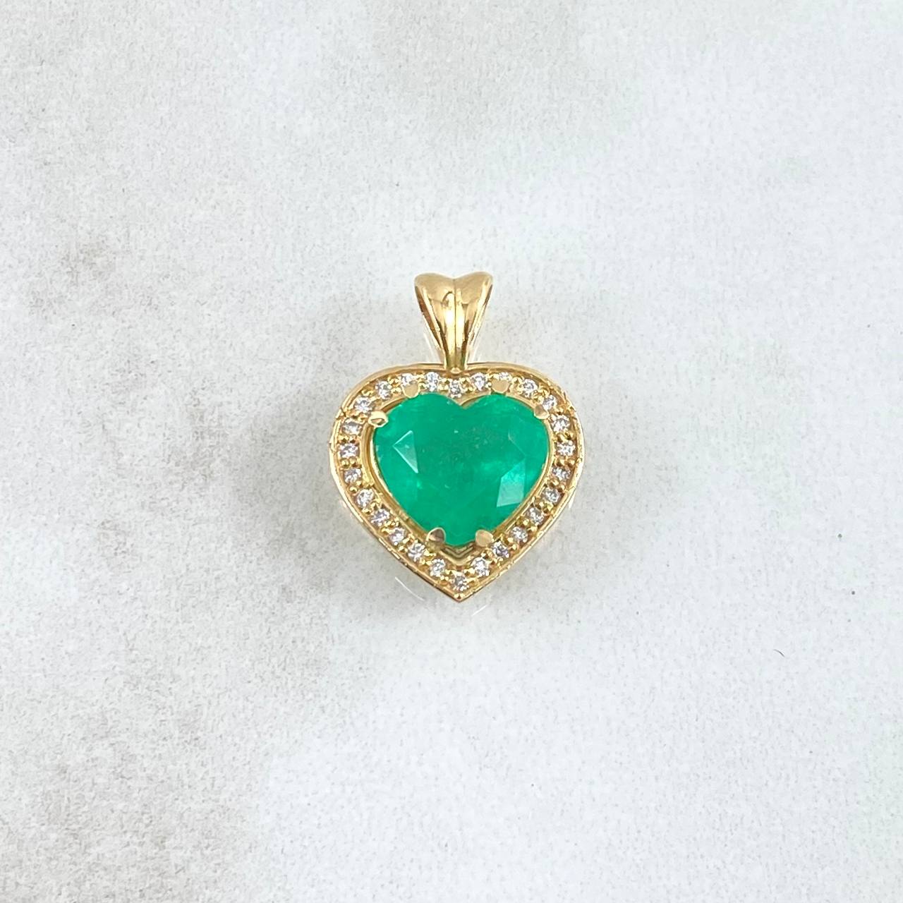 Dije Corazón 2.95gr / 1.9cm / Esmeralda 2.7 Qts Circones Blancos Oro Amarillo 18K (Joya) ©