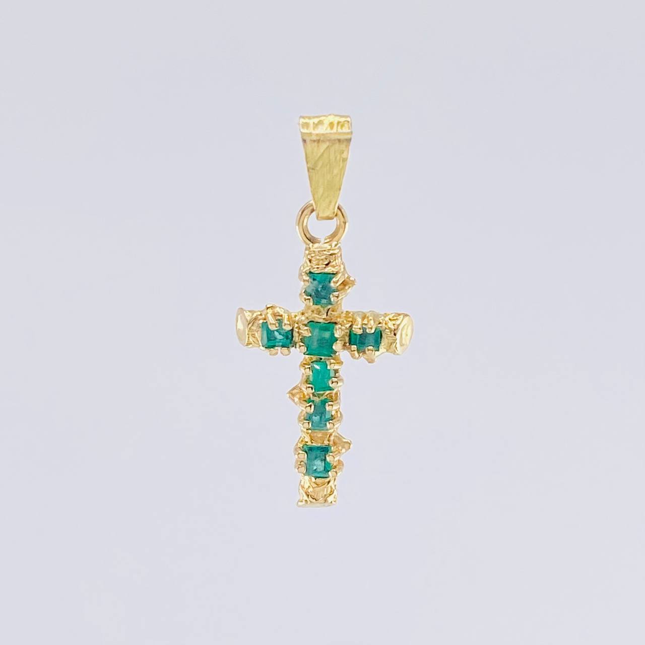 Dije Cruz Tronco Esmeralda 70Pts 1.4 g / 1 in Oro Amarillo 18K