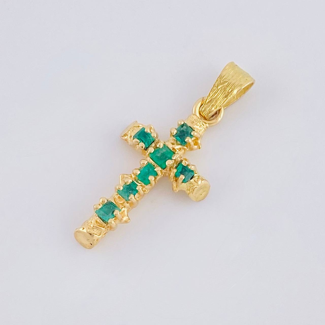 Dije Cruz Tronco Esmeralda 70Pts 1.4 g / 1 in Oro Amarillo 18K