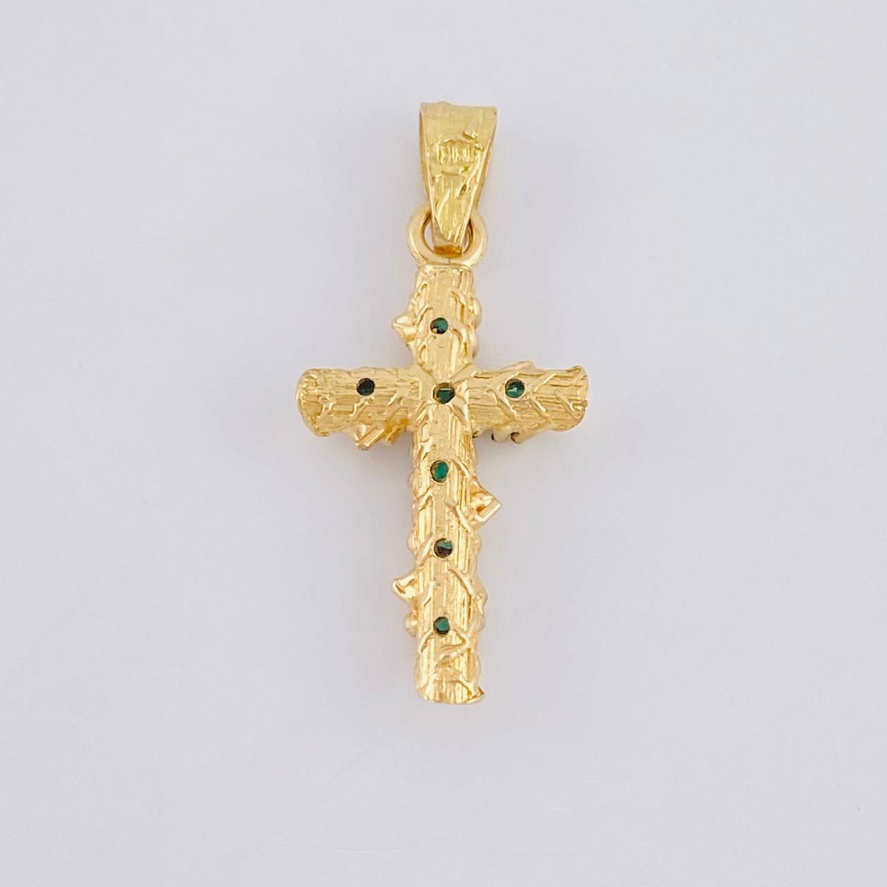 Dije Cruz Tronco Esmeralda 70Pts 1.4 g / 1 in Oro Amarillo 18K
