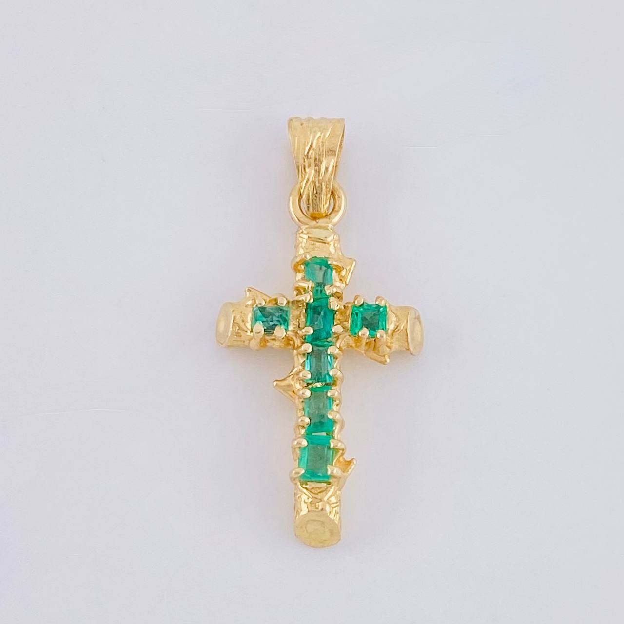 Dije Cruz Tronco Esmeralda 70Pts 1.3 g / 1 in Oro Amarillo 18K