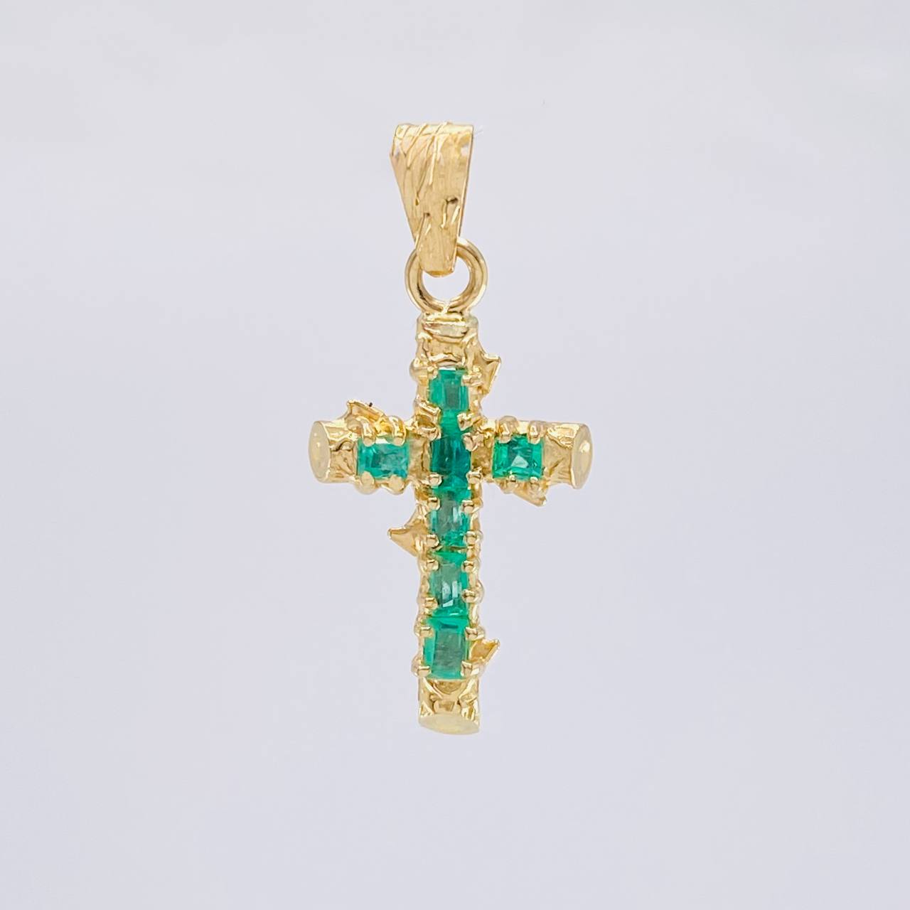 Dije Cruz Tronco Esmeralda 70Pts 1.3 g / 1 in Oro Amarillo 18K