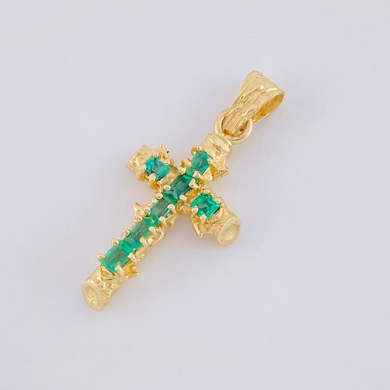 Dije Cruz Tronco Esmeralda 70Pts 1.3 g / 1 in Oro Amarillo 18K