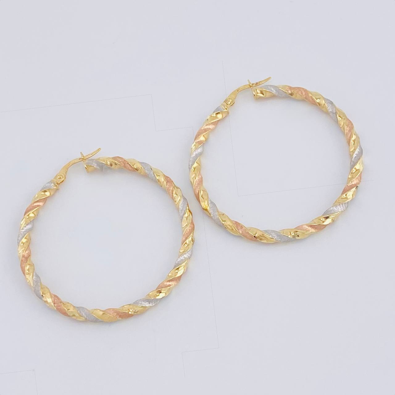 Candongas Entorchada Torsal 3.95 g / 1 3/4 in Tres Oros 18K