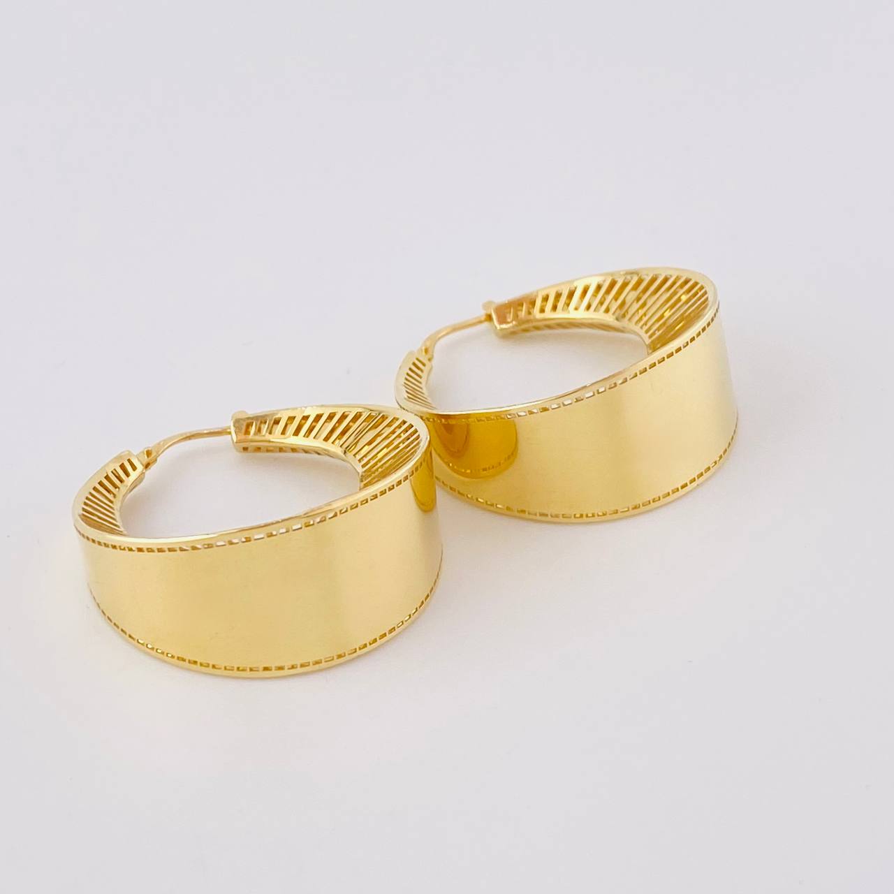 Candongas Mezzaluna Rayada 9.2 g / 1 1/4 in Oro Amarillo 18K
