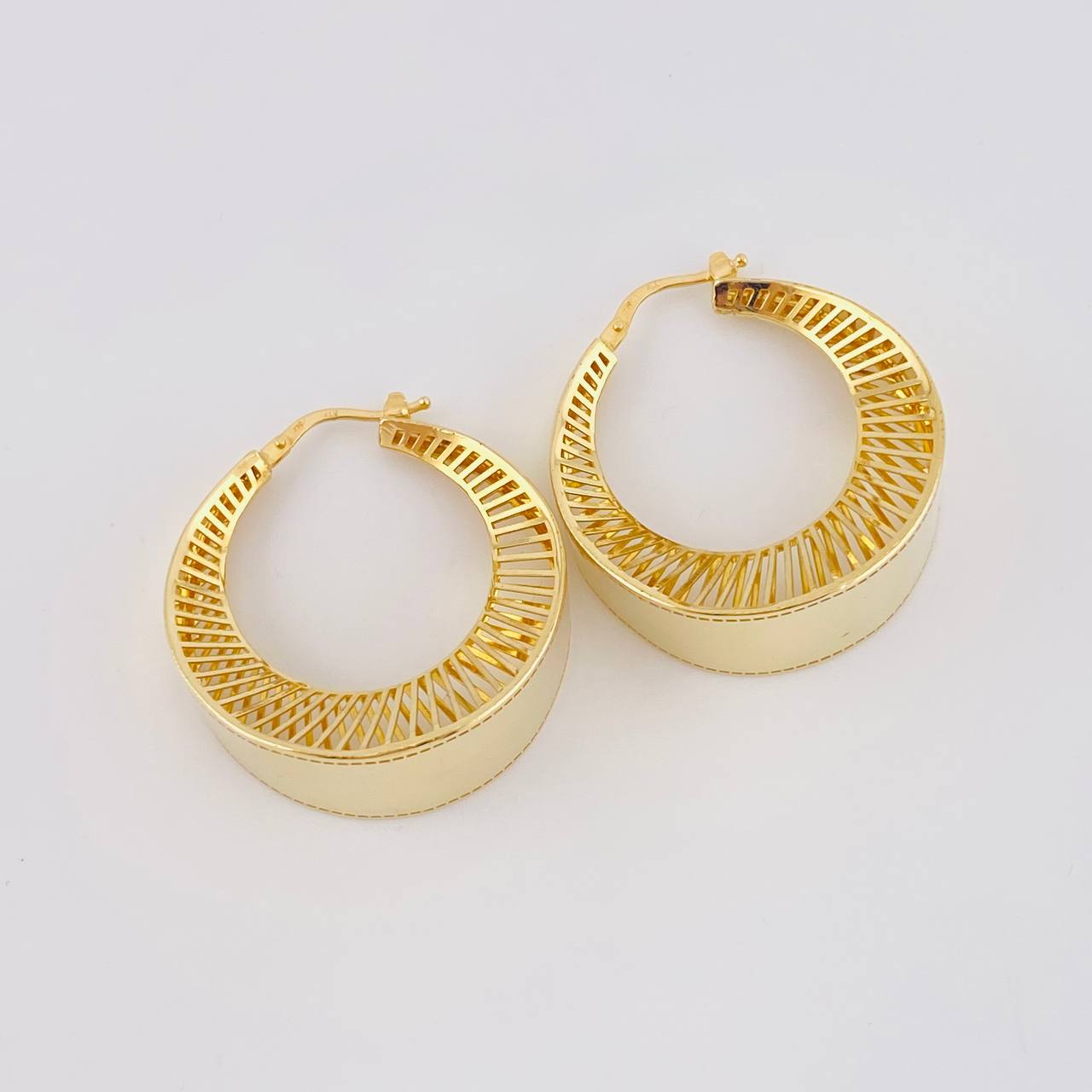 Candongas Mezzaluna Rayada 9.2 g / 1 1/4 in Oro Amarillo 18K