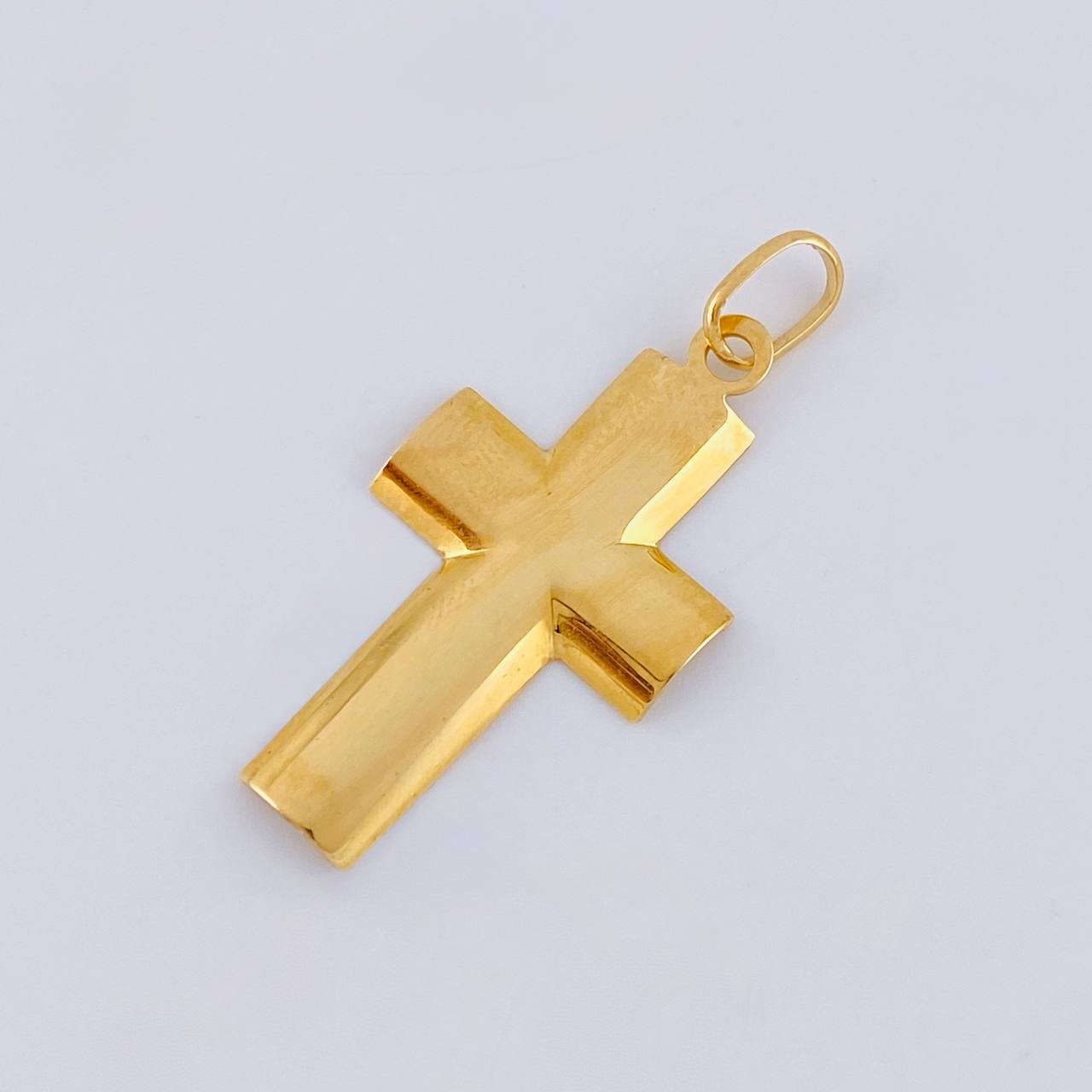 Dije Cruz Lisa 1.3 g / 1 1/4 in Oro Amarillo 18K