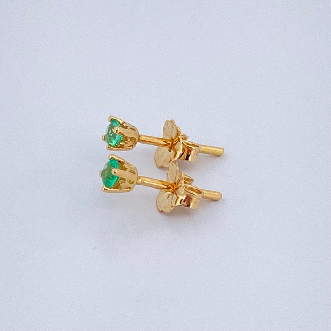 Stud Earrings Four Claws Emerald 0.75gr / 18K Gold