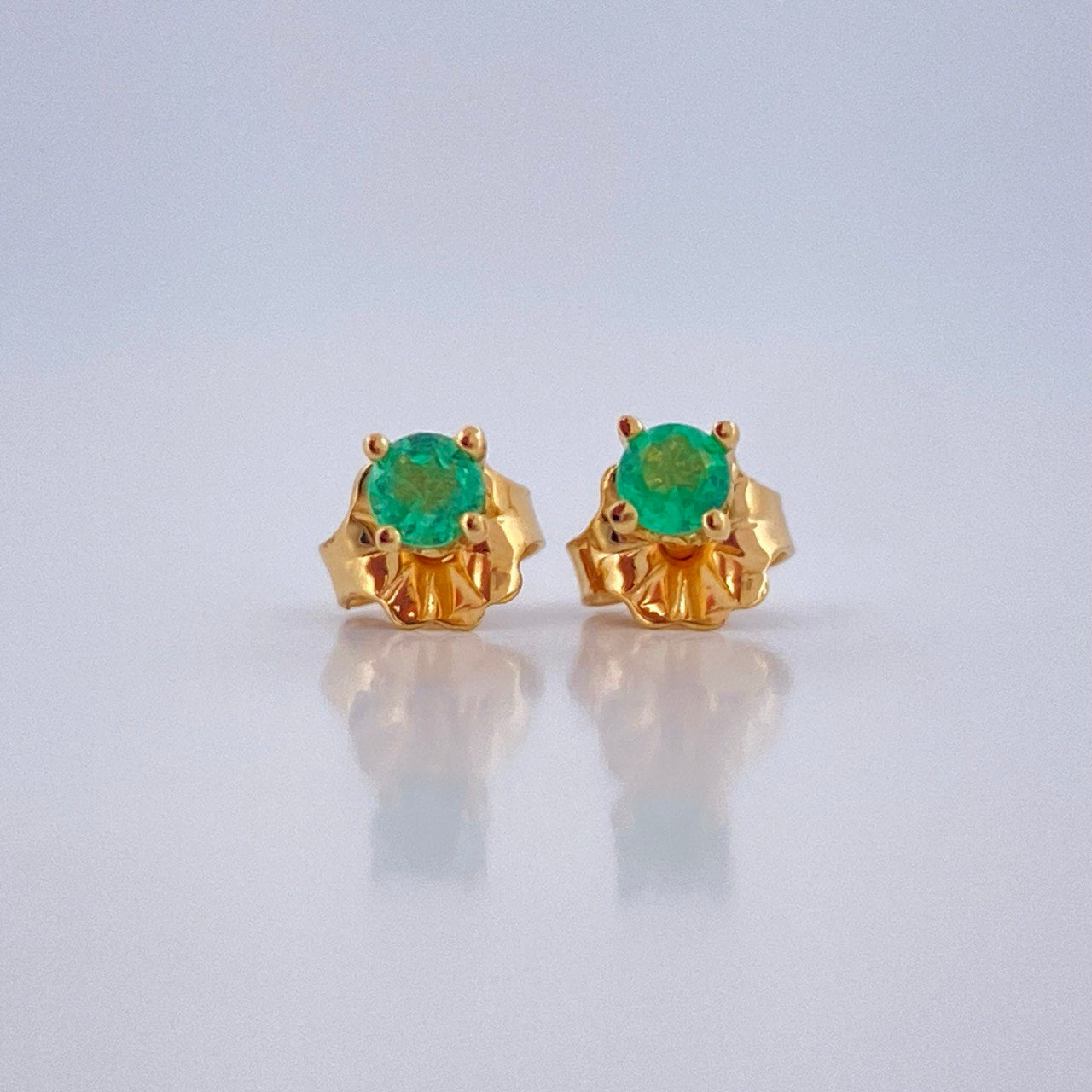 Stud Earrings Four Claws Emerald 0.75gr / 18K Gold