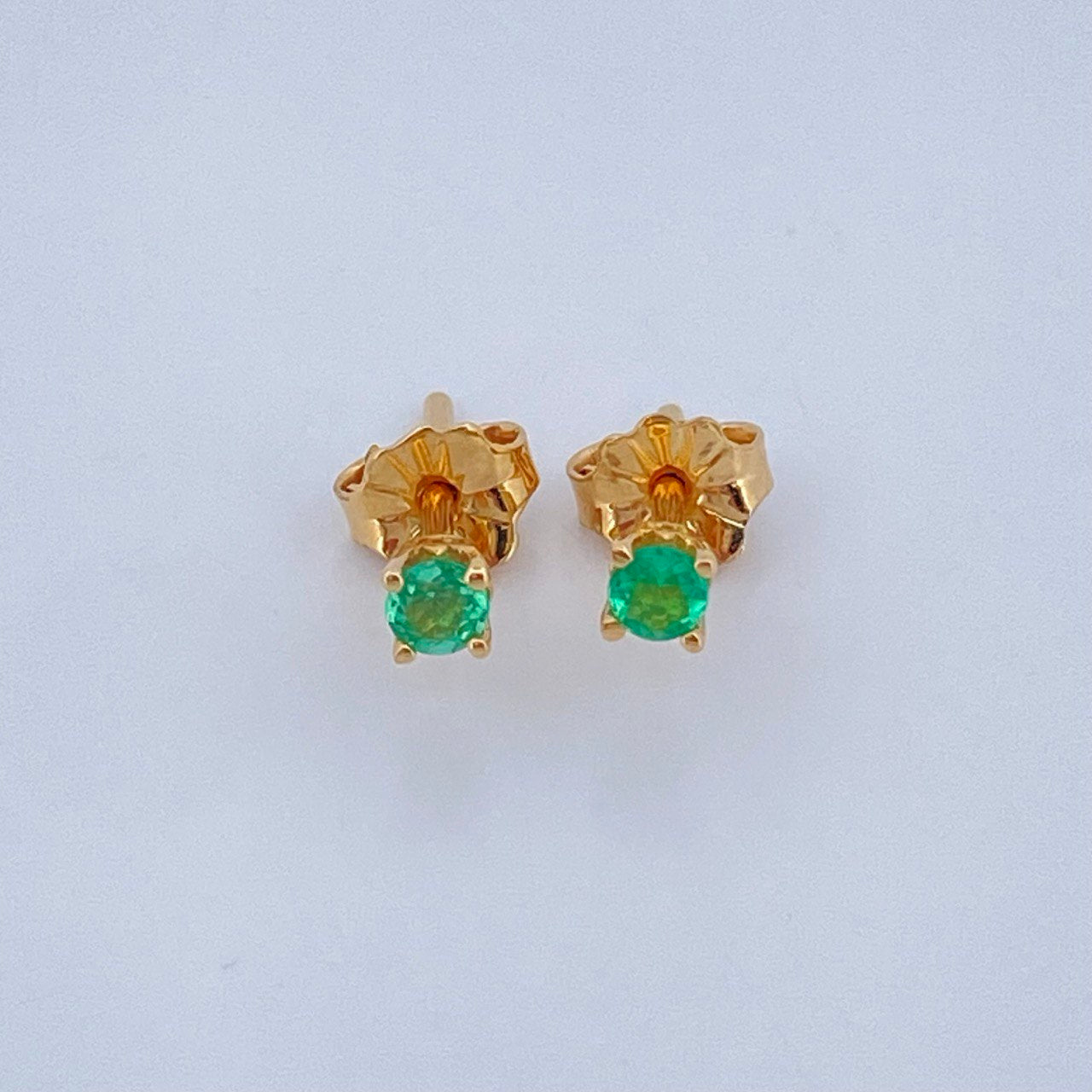 Stud Earrings Four Claws Emerald 0.75gr / 18K Gold