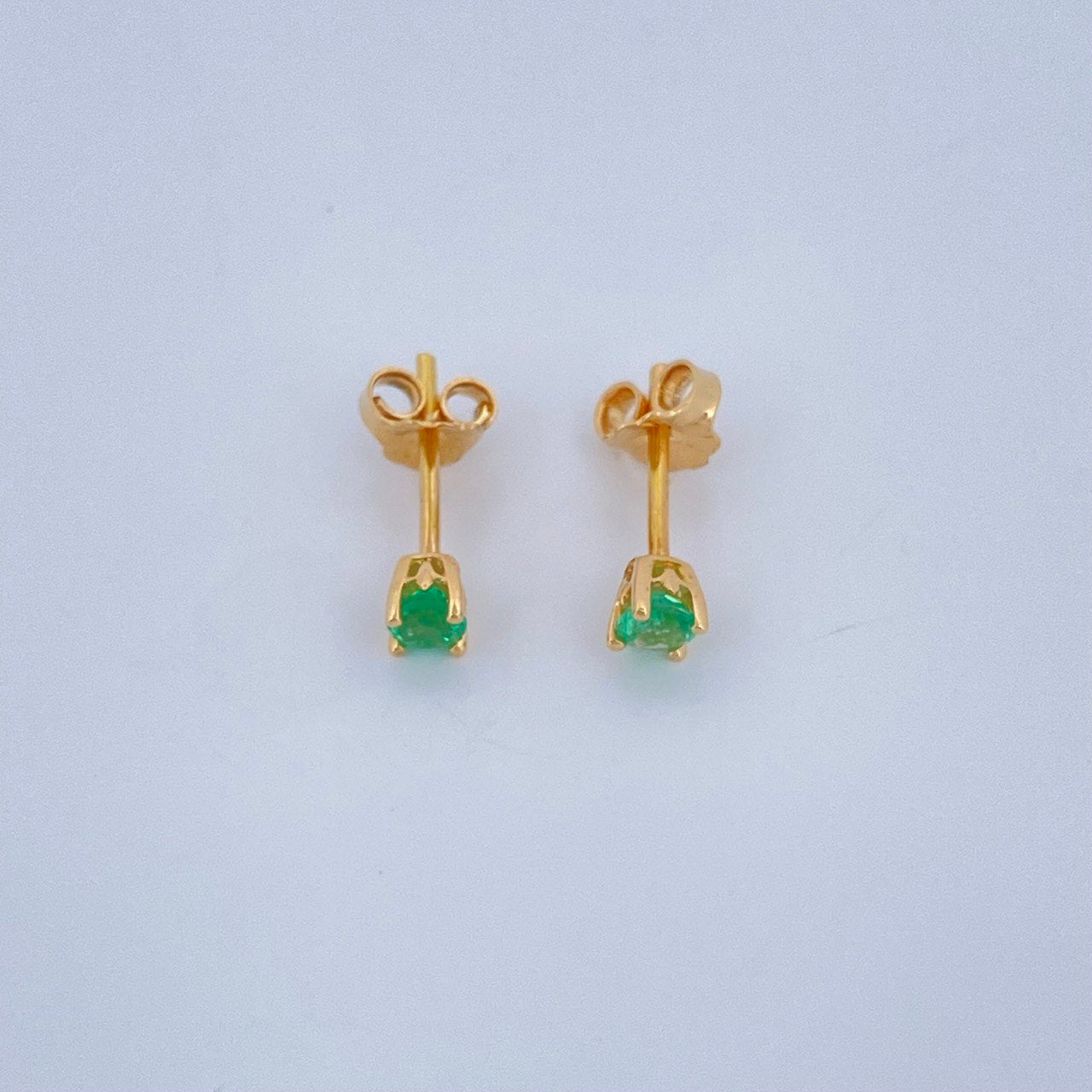 Stud Earrings Four Claws Emerald 0.9gr / 18K Yellow Gold &