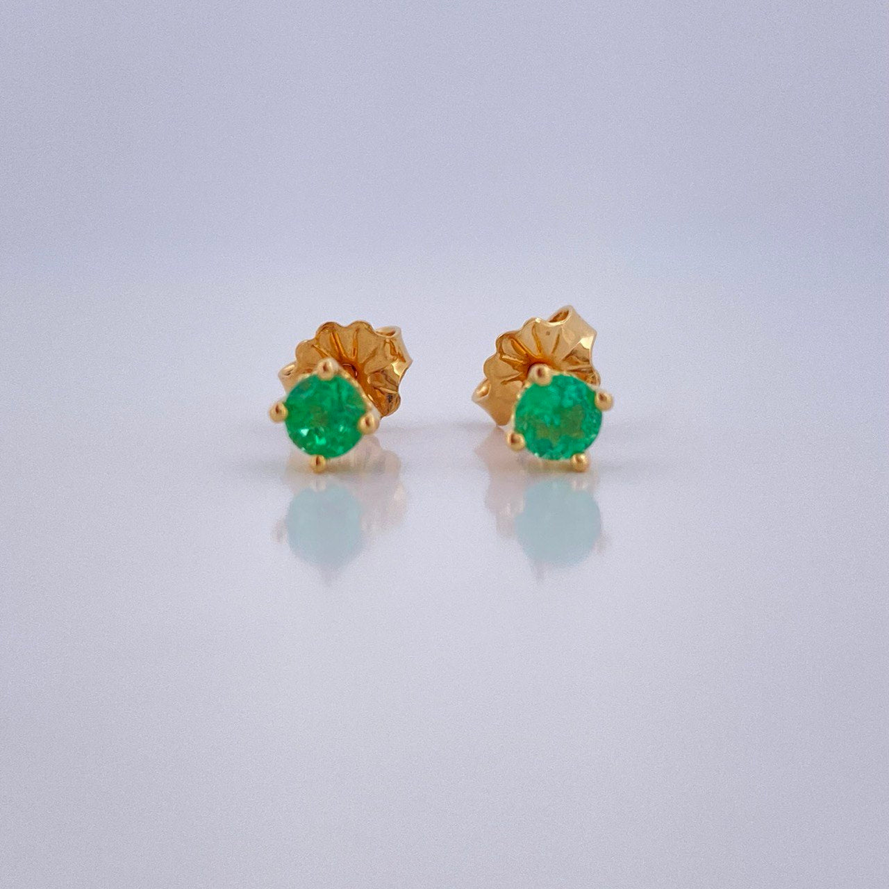 Stud Earrings Four Claws Emerald 0.9gr / 18K Yellow Gold &