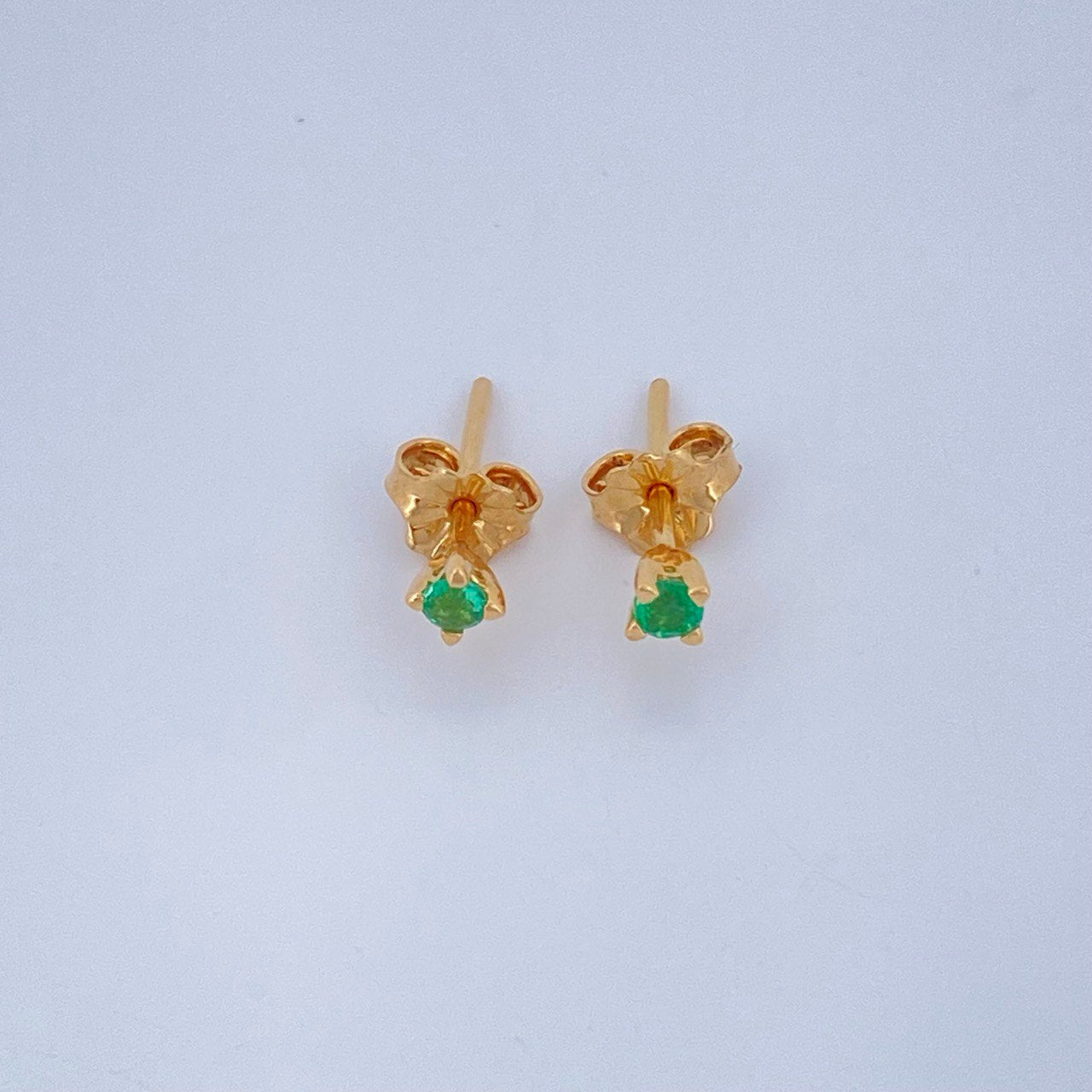 Topos Cuatro Garras Esmeralda 0.75gr / Oro Amarillo 18K $