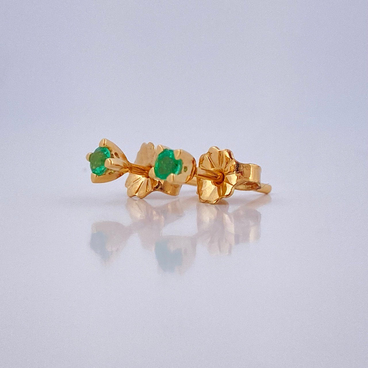 Topos Cuatro Garras Esmeralda 0.75gr / Oro Amarillo 18K $