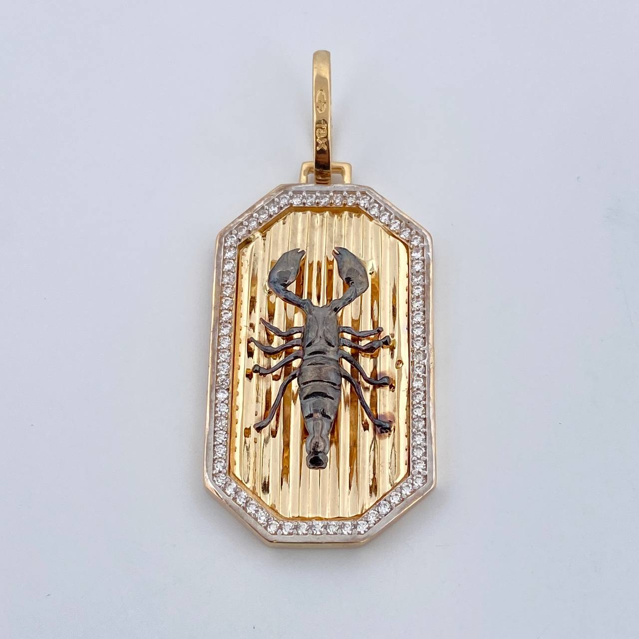 Dije Placa Rectangular Escorpion 12.2gr / 5.1cm / Circones Blancos Tres Oros 18K $