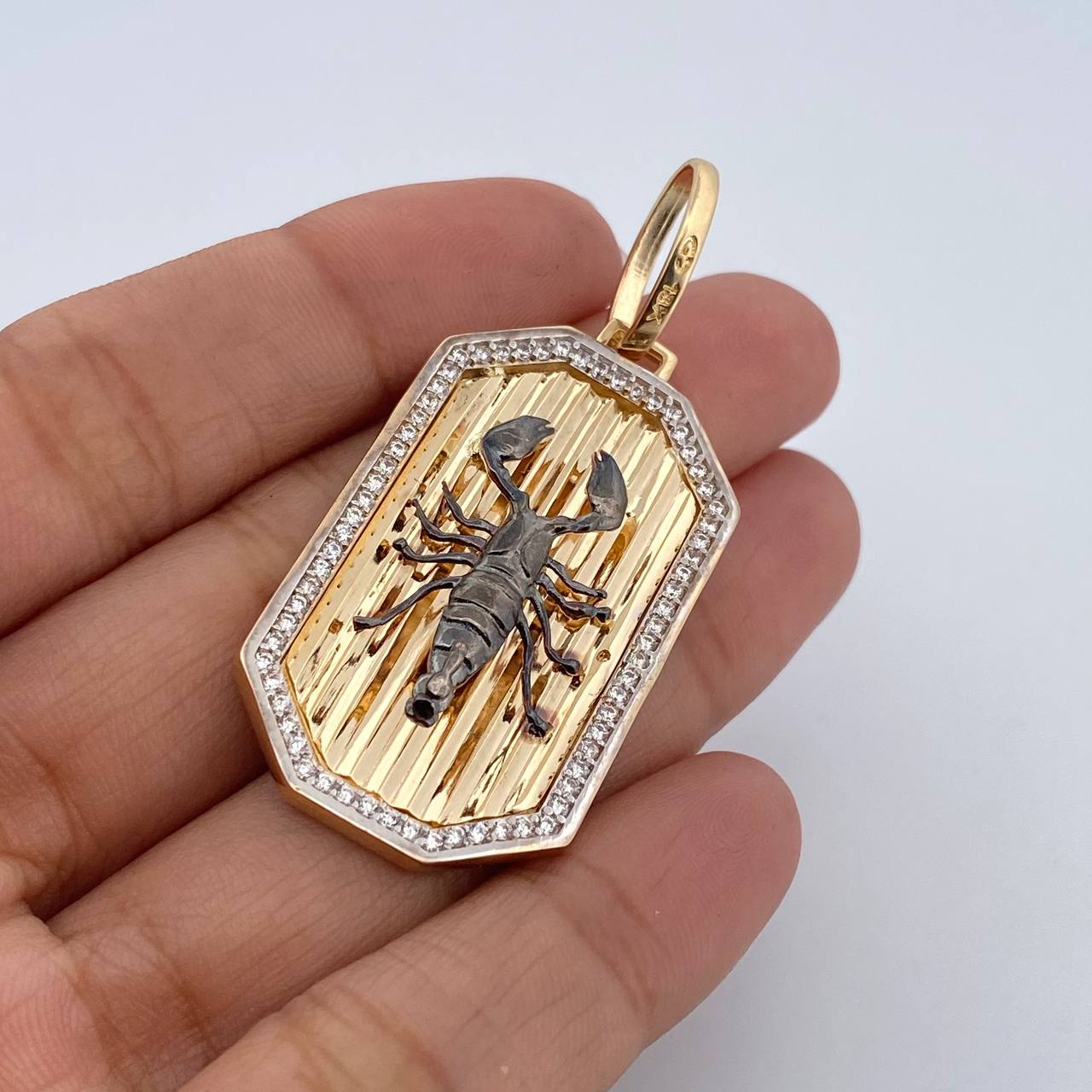 Dije Placa Rectangular Escorpion 12.2gr / 5.1cm / Circones Blancos Tres Oros 18K $