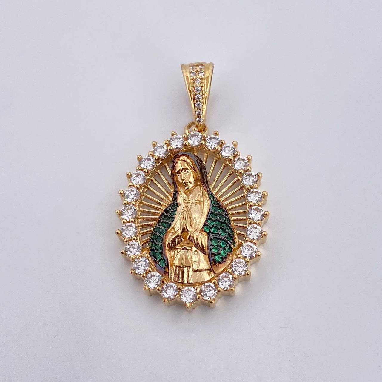 Dije Virgen Maria 8.6gr / 3.8cm / Circones Verdes Blancos Dos Oros Negro Amarillo 18K $