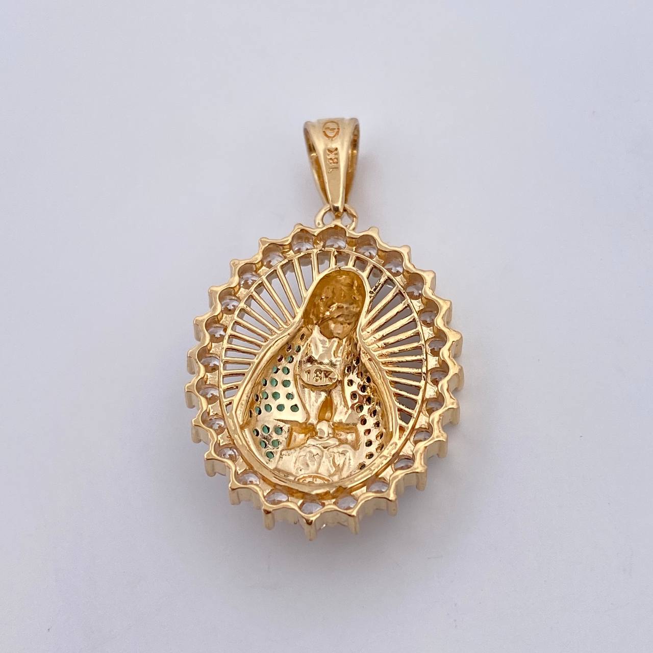Dije Virgen Maria 8.6gr / 3.8cm / Circones Verdes Blancos Dos Oros Negro Amarillo 18K $