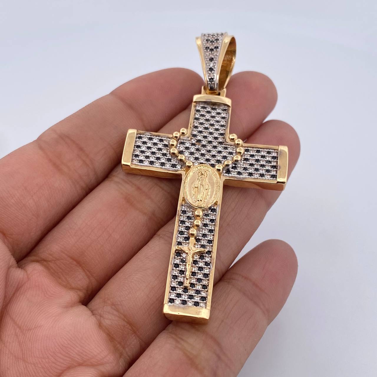Dije Cruz Rosario Milagrosa 13.65gr / 6.7cm / Circones Blancos  Negros Dos Oros Amarillo Blanco 18K $