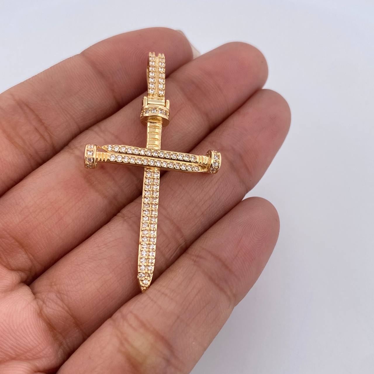 Dije Cruz Clavo 4.15gr / 4.6cm / Circones Blancos Oro Amarillo 18K &
