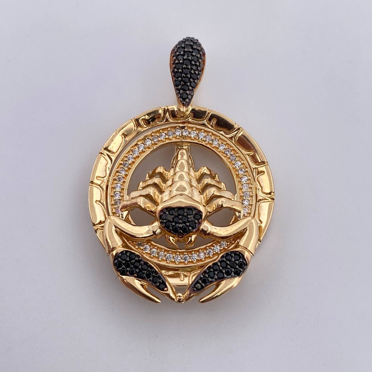 Dije Medalla Escorpion 11.2gr / 3.6cm / Circones Negro Blancos Dos Oros Negro Amarillo 18K $