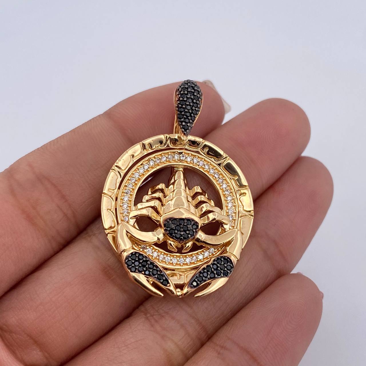 Dije Medalla Escorpion 11.2gr / 3.6cm / Circones Negro Blancos Dos Oros Negro Amarillo 18K $