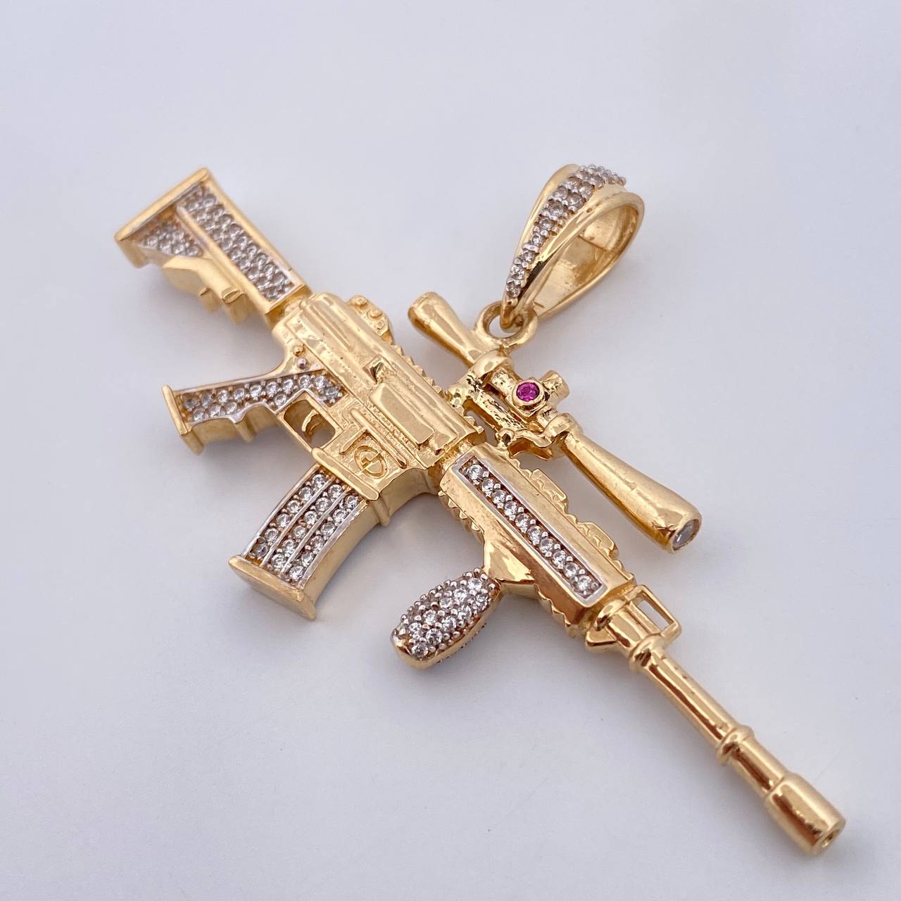 Dije Arma Fusil 15.85gr / 6.5cm / Circones Blancos Fucsia Dos Oros Amarillo Blanco 18K $