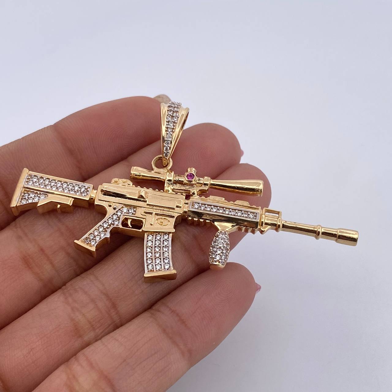 Dije Arma Fusil 15.85gr / 6.5cm / Circones Blancos Fucsia Dos Oros Amarillo Blanco 18K $