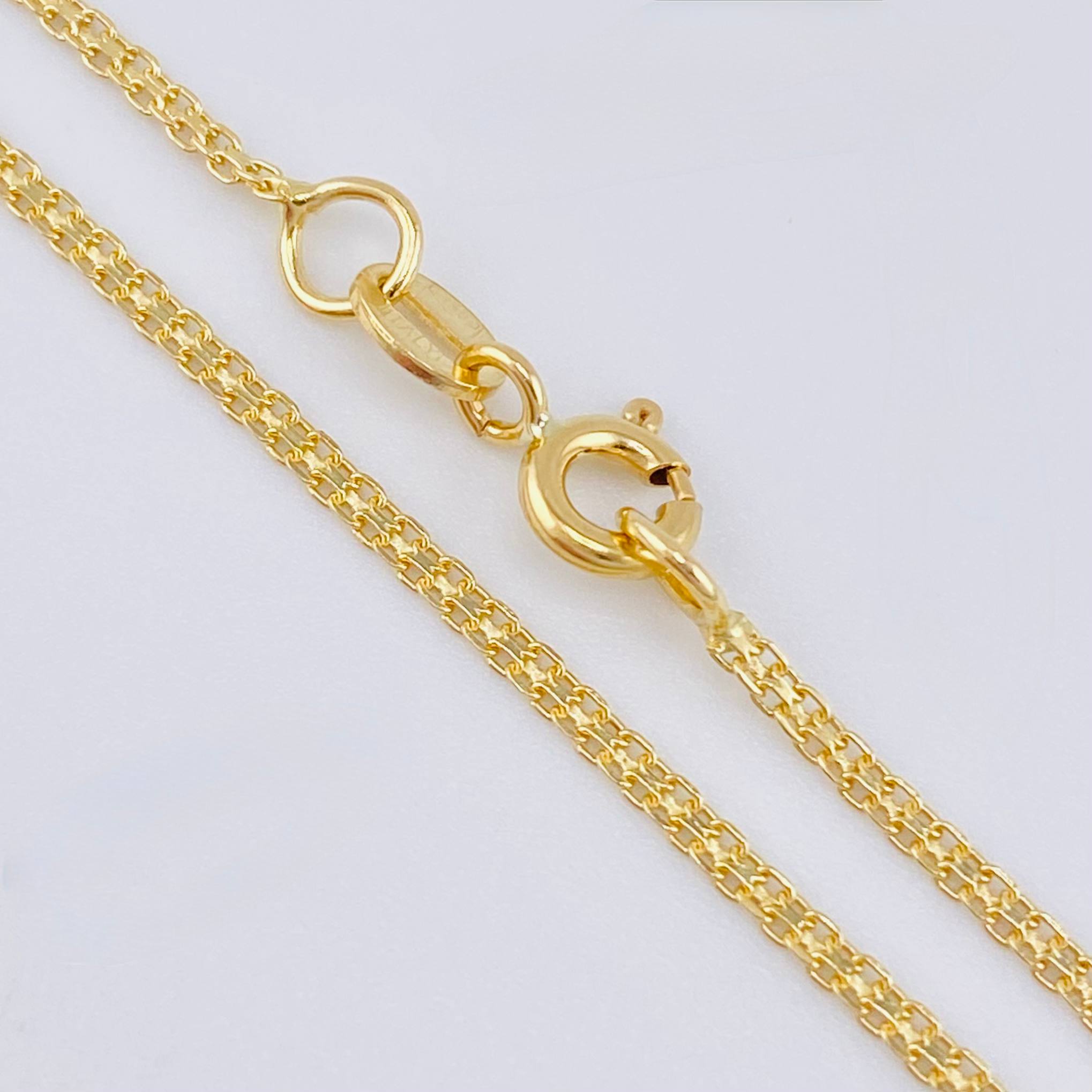 Cadena China 3.7gr / 27 1/2 in / 1.5mm Oro Amarillo +1 18K
