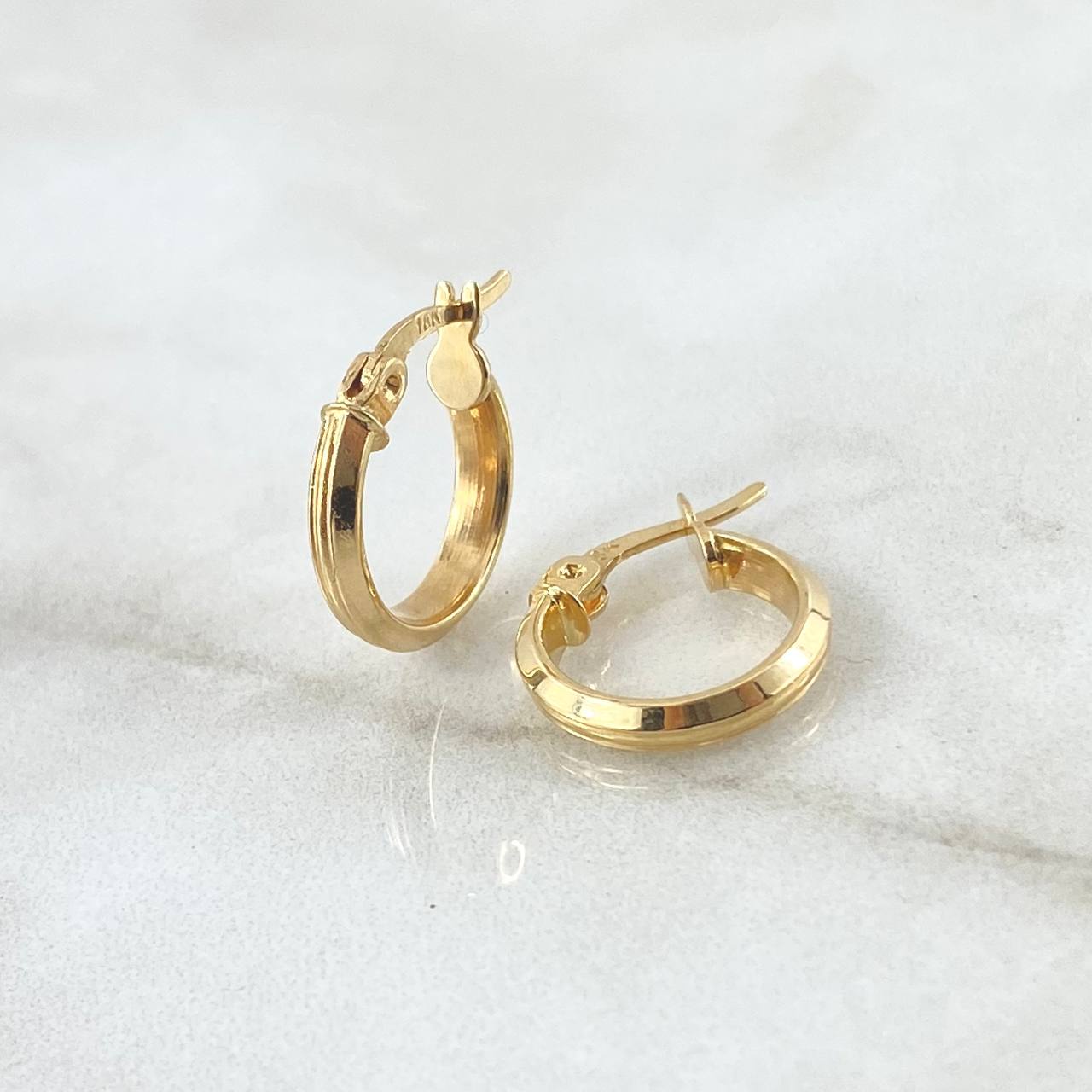 Candongas Miku 1.4gr / 1.7cm / Rayas Frontales Oro Amarillo 18K