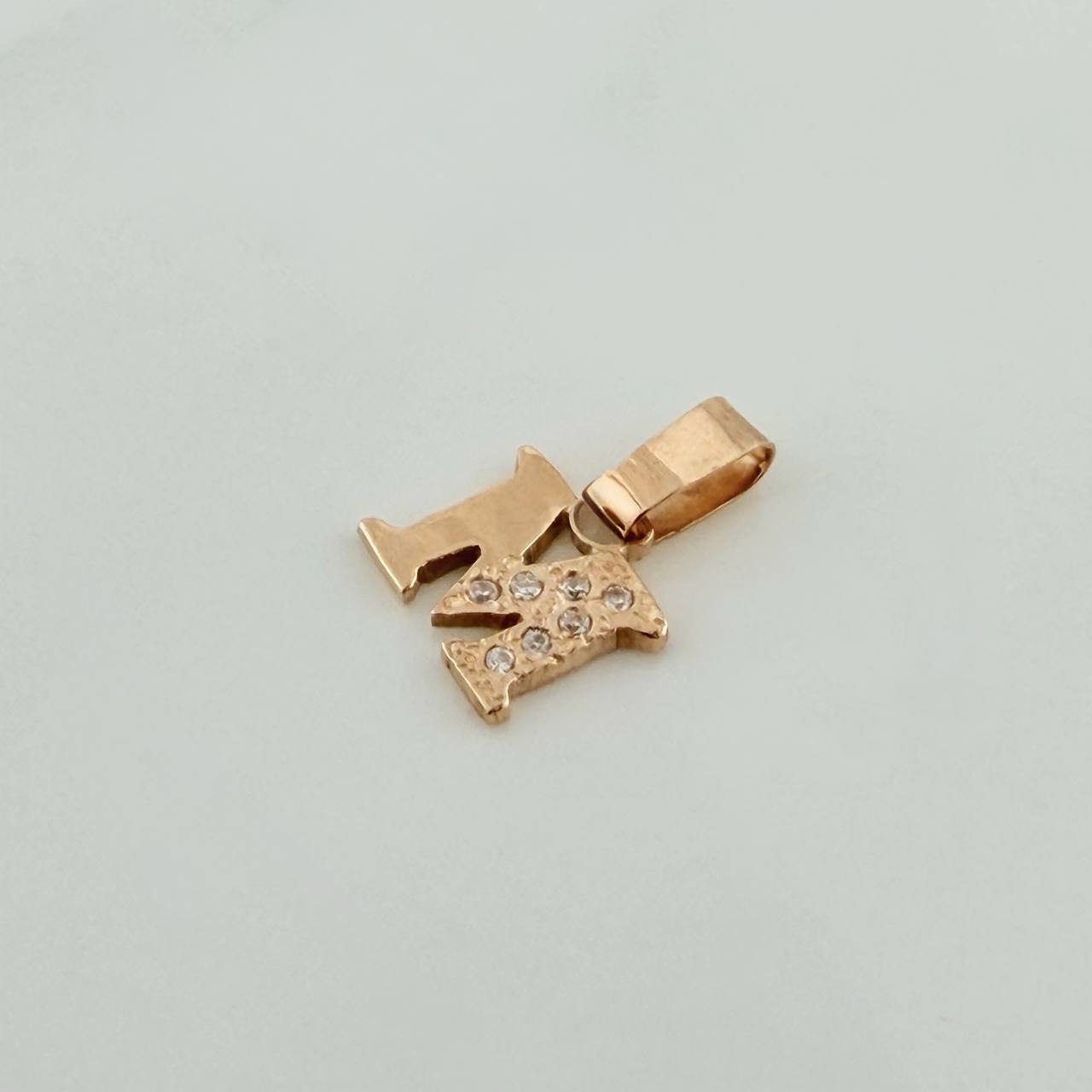 Dije Letra M 0.8gr / 1/2 in / Oro Amarillo 18K %