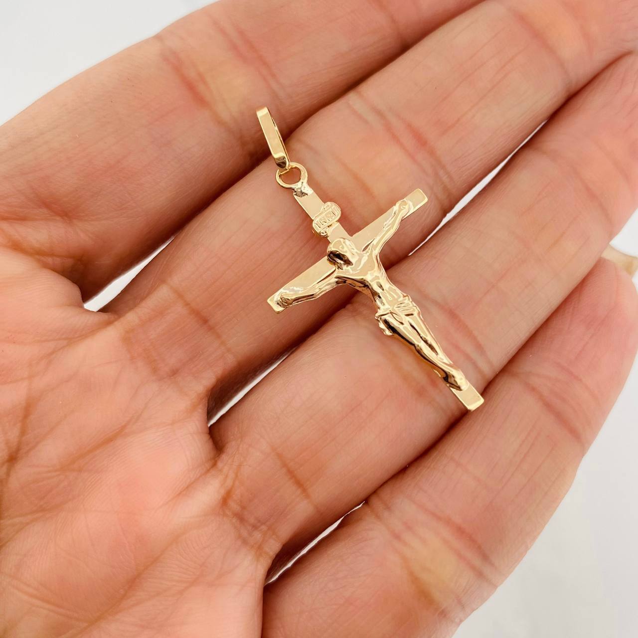 Dije Cruz Cristo 1 g / 1 1/2 in Oro Amarillo 18K