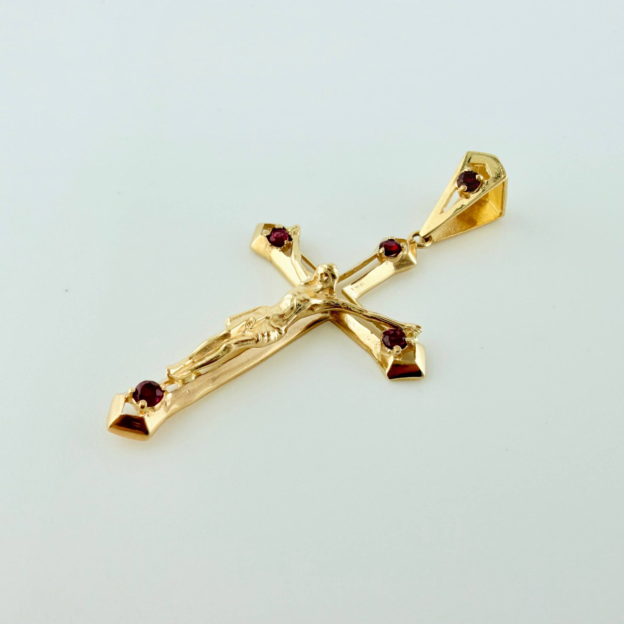 Dije Cruz Cristo Rubies 35pts 4.15gr / 2 in / Oro Amarillo 18K ©