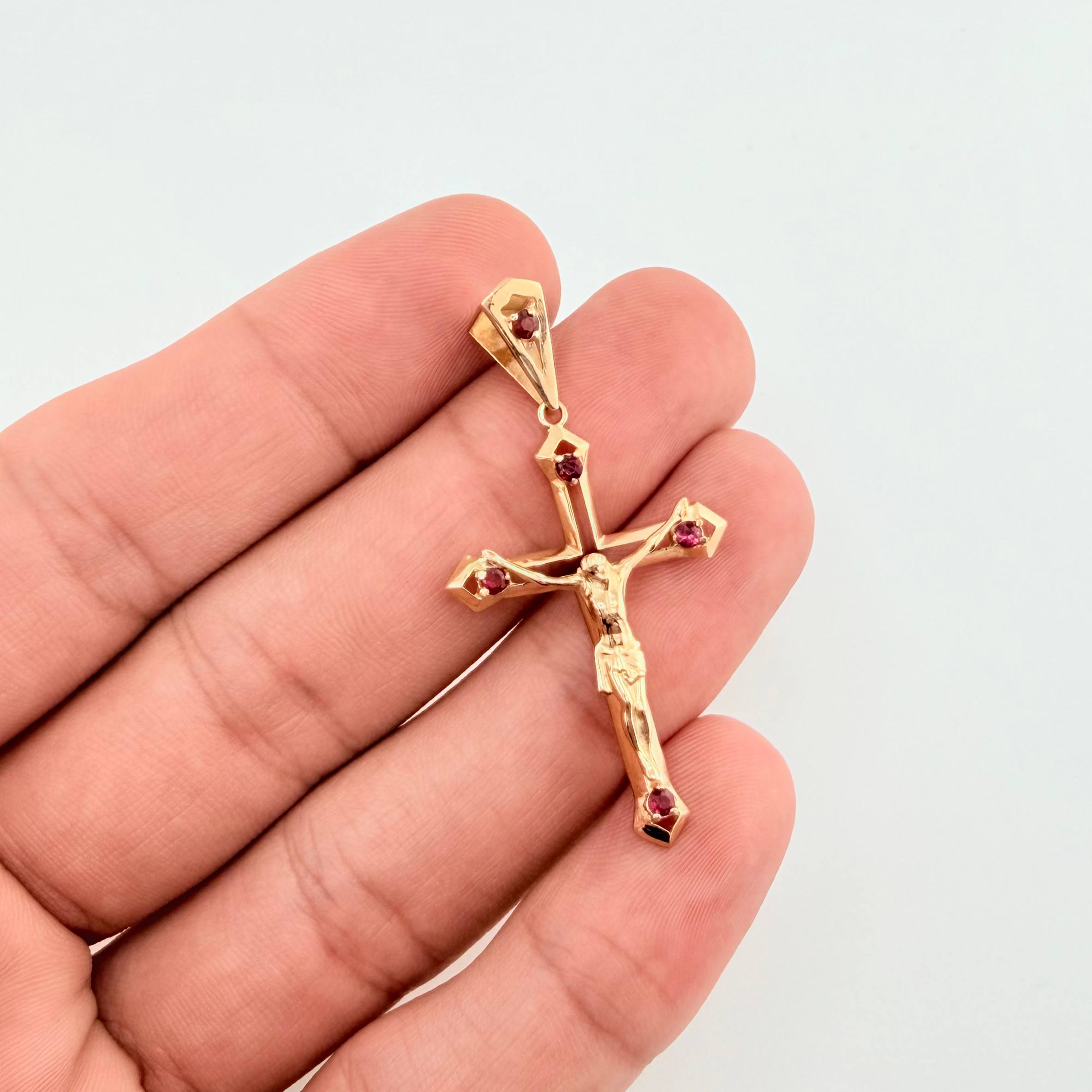 Dije Cruz Cristo Rubies 35pts 4.15gr / 2 in / Oro Amarillo 18K ©
