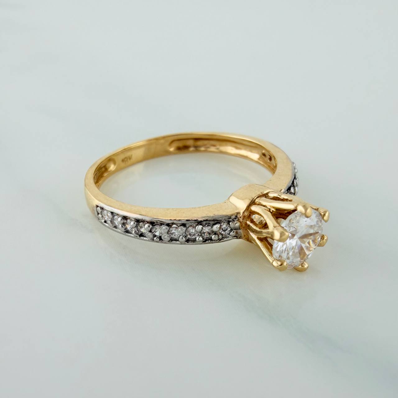 Anillo Solitario Churumbela 2.75gr / T6 1/2 / 1 in / Dos Oros Amarillo Blanco 18K $