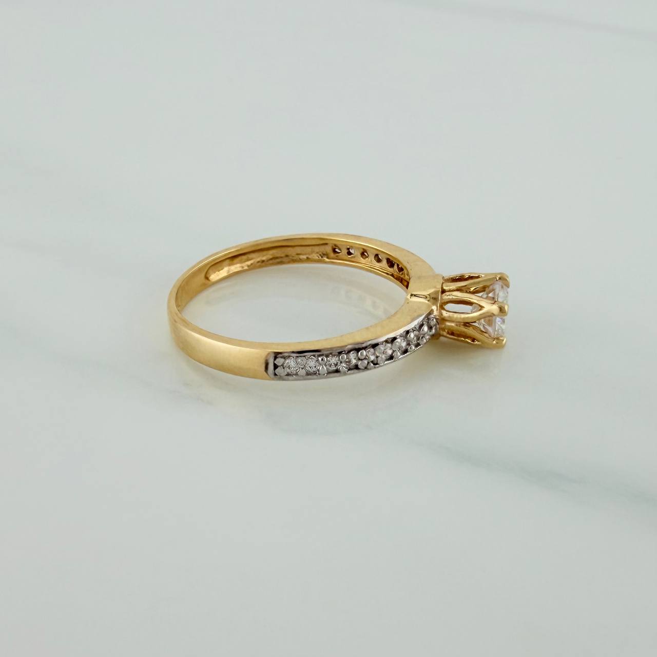 Anillo Solitario Churumbela 2.75gr / T6 1/2 / 1 in / Dos Oros Amarillo Blanco 18K $