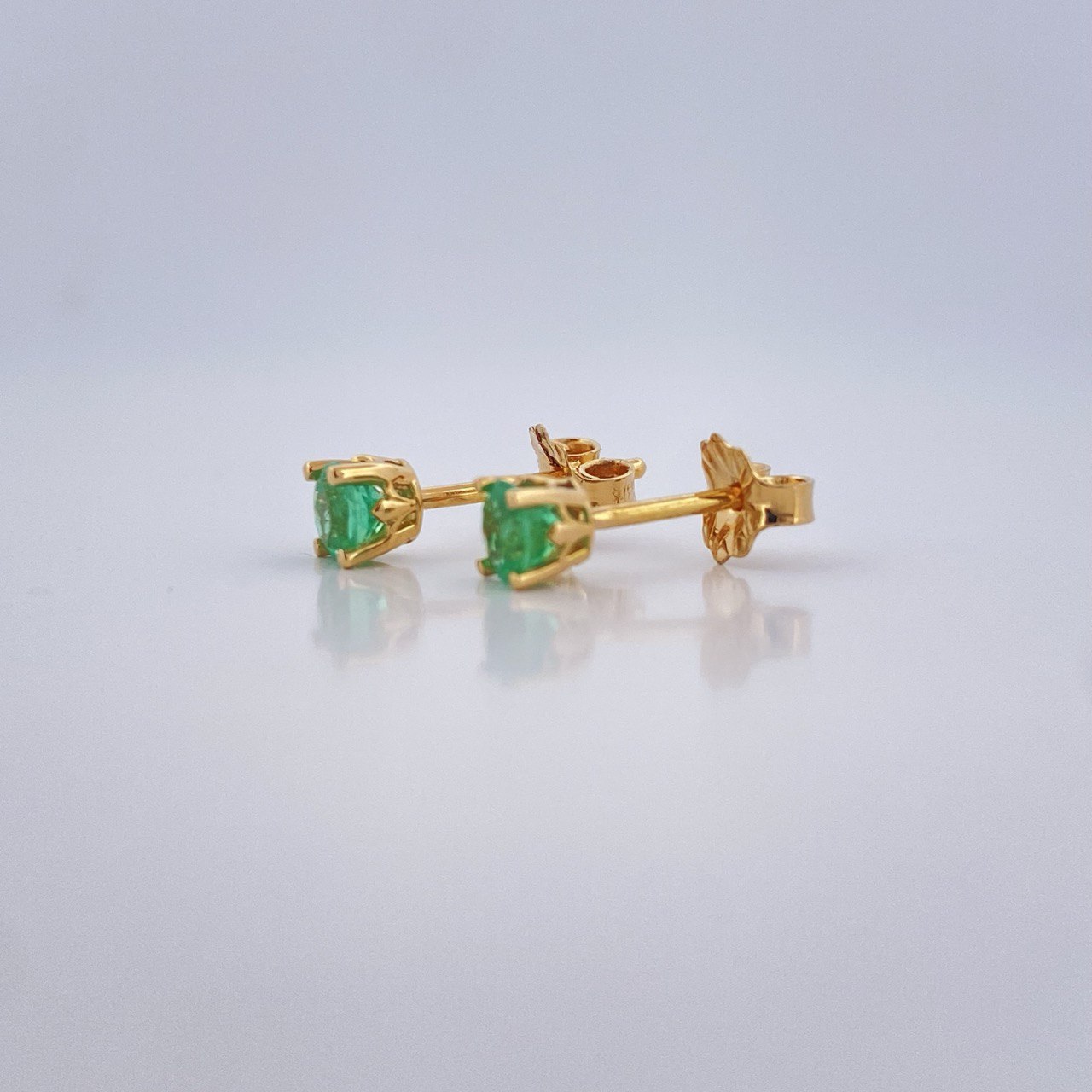Stud Earrings Four Claws Emerald 1gr / 18K Gold $