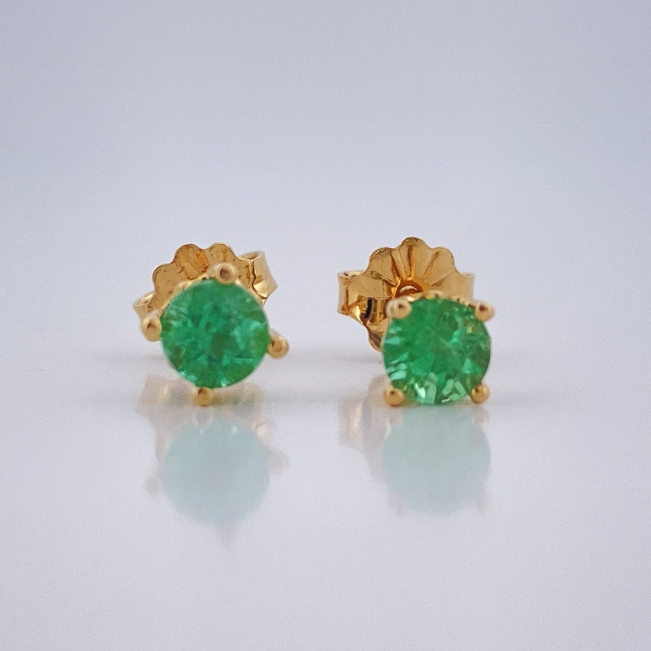 Stud Earrings Four Claws Emerald 1gr / 18K Gold $
