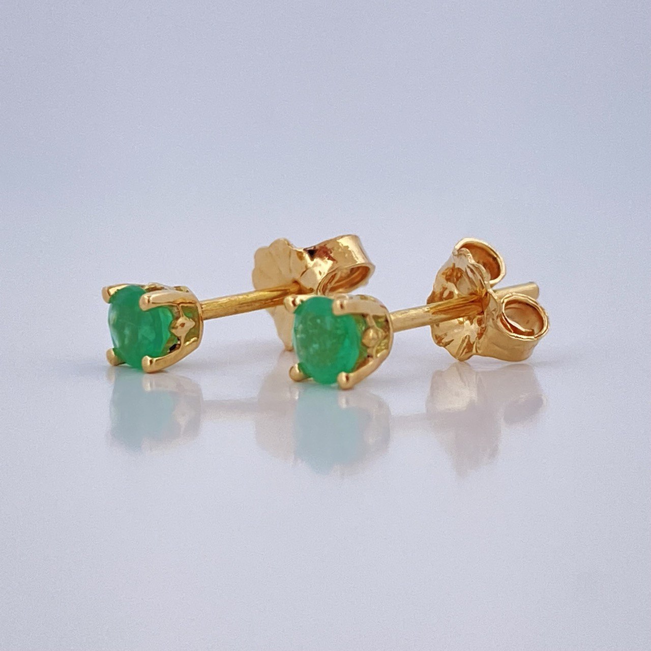 Stud Earrings Four Claws Emerald 0.95gr / 18K Yellow Gold &