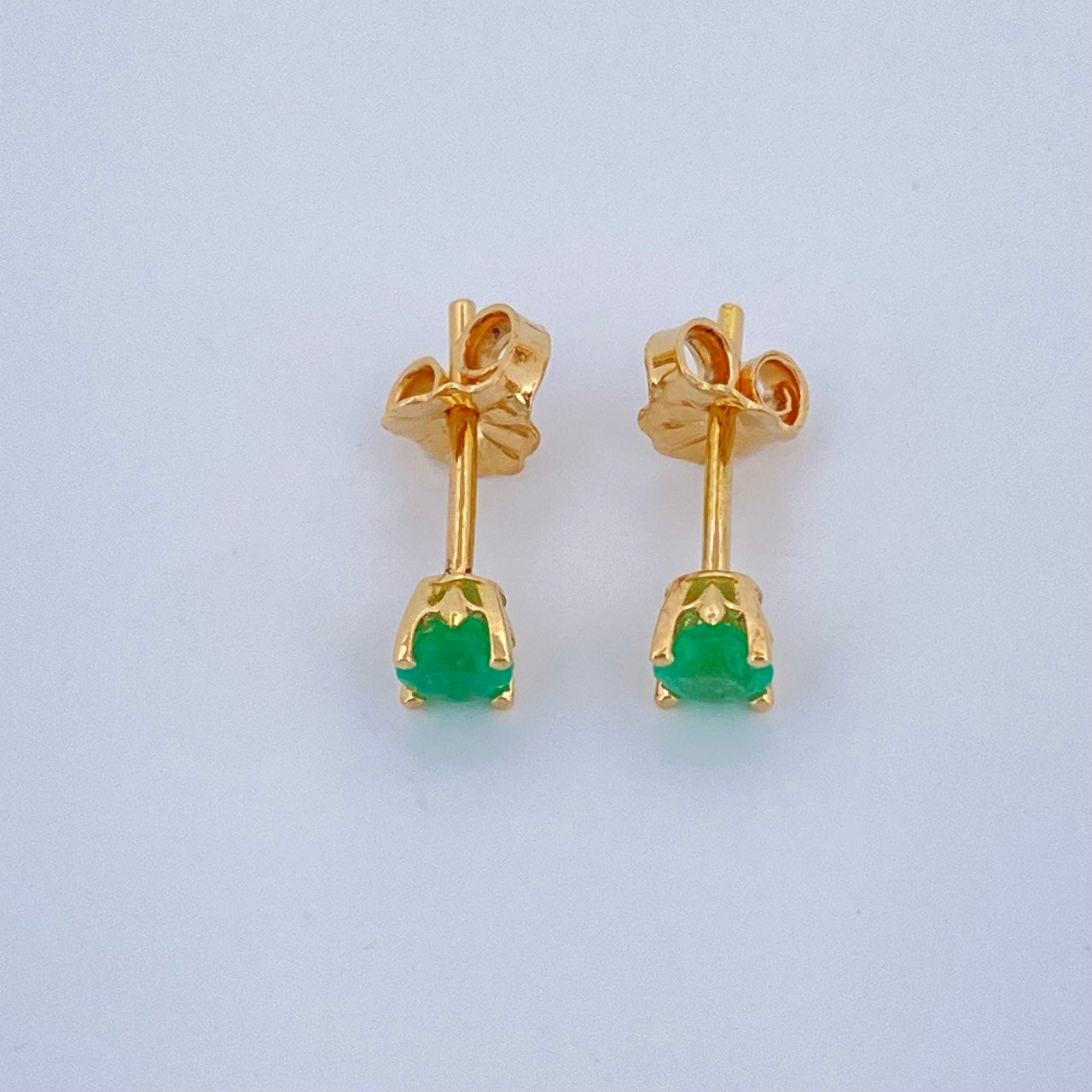 Stud Earrings Four Claws Emerald 0.95gr / 18K Yellow Gold &