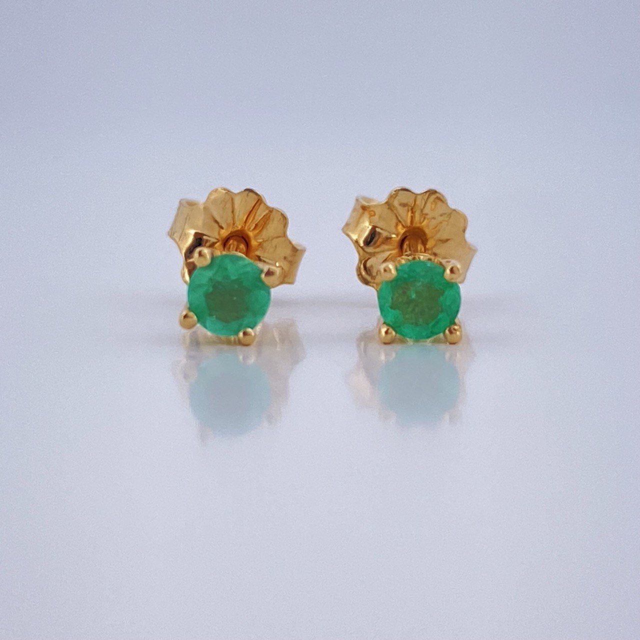 Stud Earrings Four Claws Emerald 0.85gr / 18K Gold