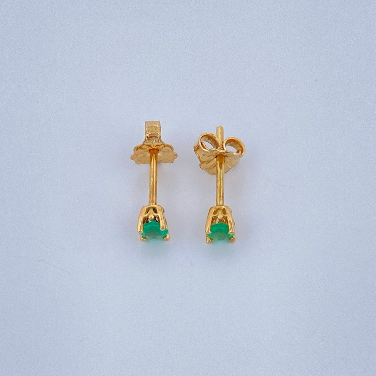 Stud Earrings Four Claws Emerald 0.85gr / 18K Gold