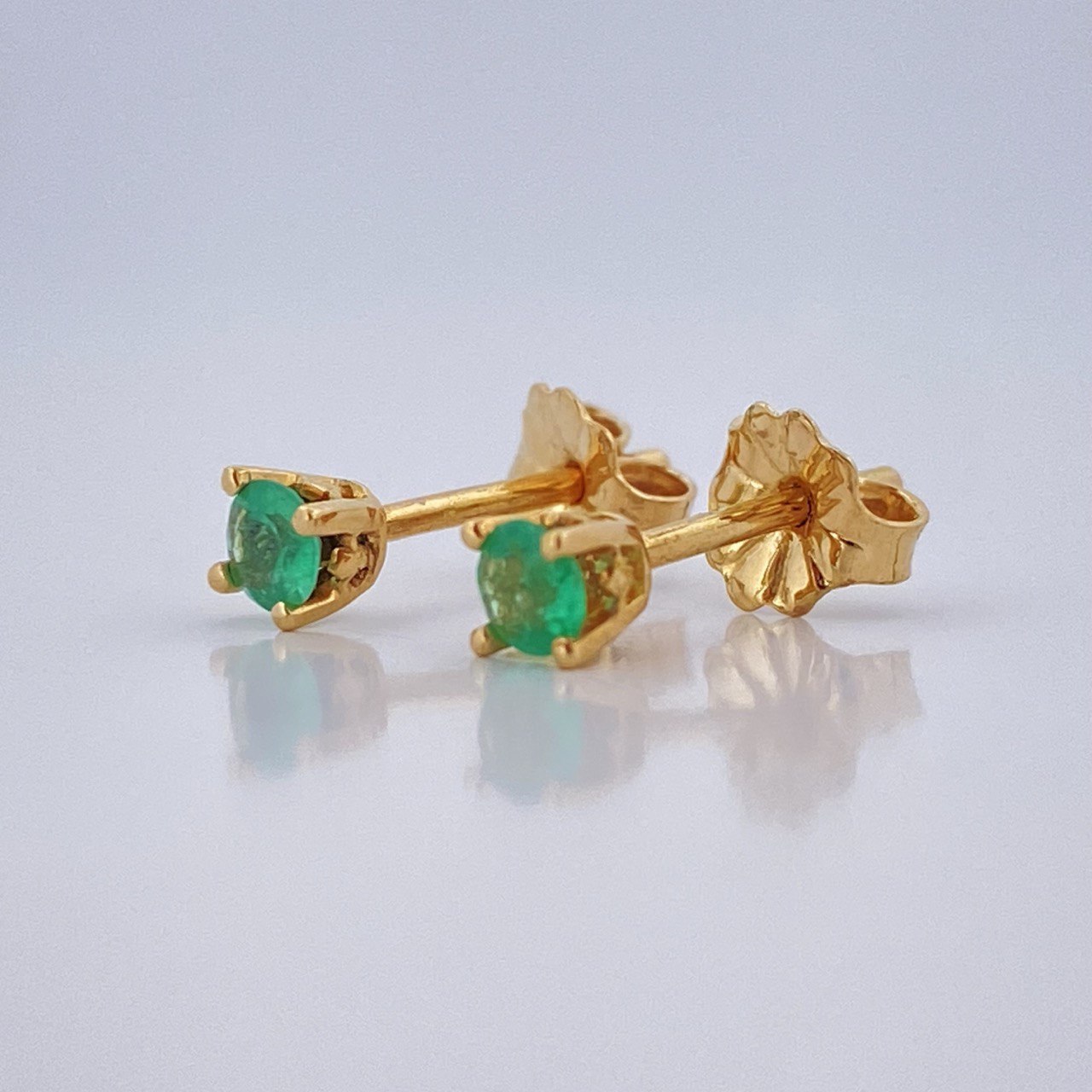 Stud Earrings Four Claws Emerald 0.85gr / 18K Gold