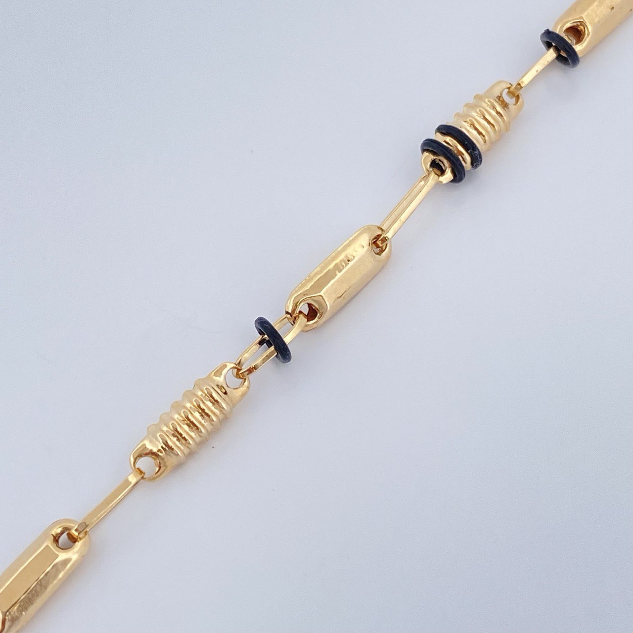 Rustic Bracelet 3.9gr / 8 3/4 in / 18K Gold $