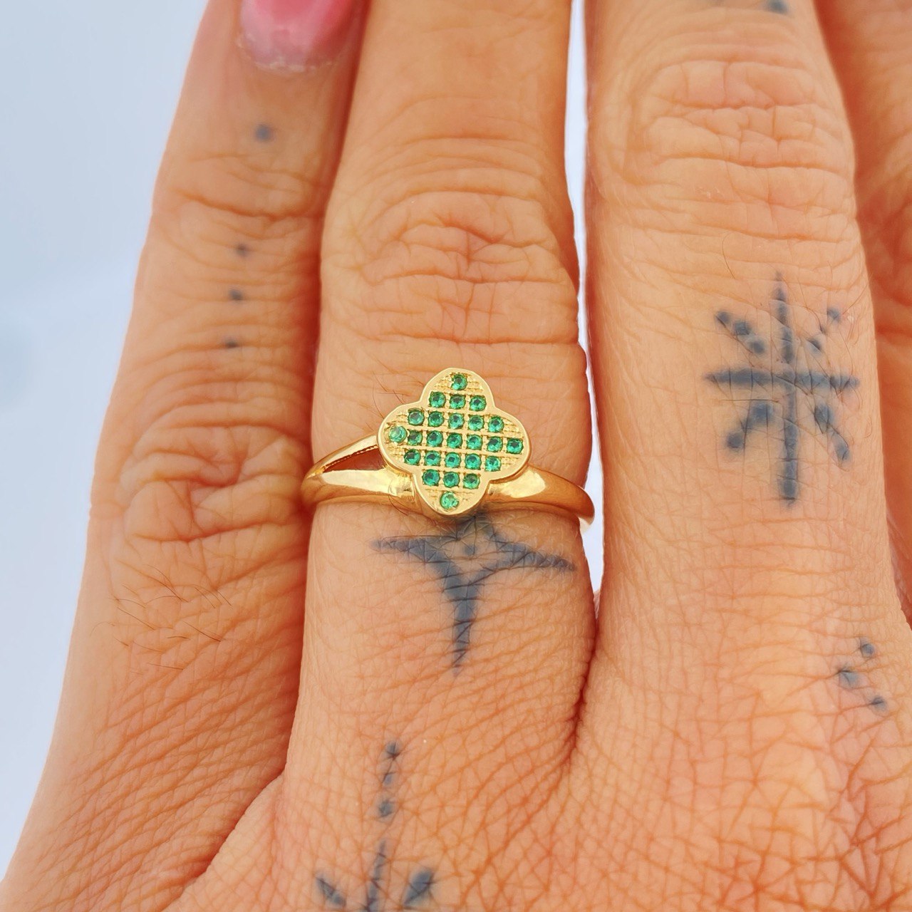 Clover Ring 2.4gr / Size 6 1/2 / 18K Gold $