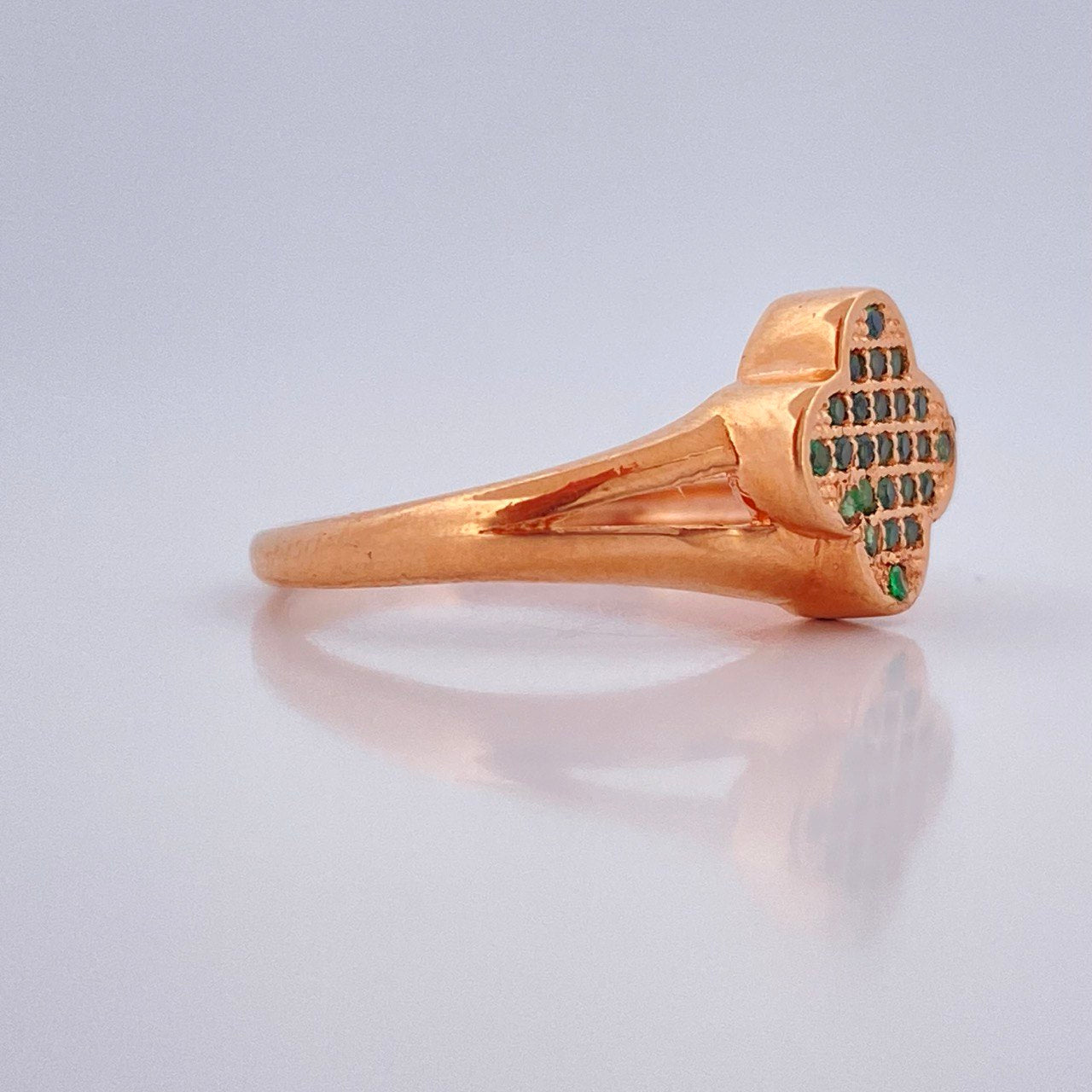 Clover Ring 2.5gr / Size 5 1/4 / 18K Gold $