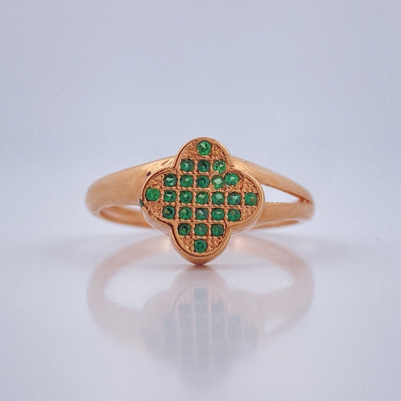 Clover Ring 2.5gr / Size 5 1/4 / 18K Gold $