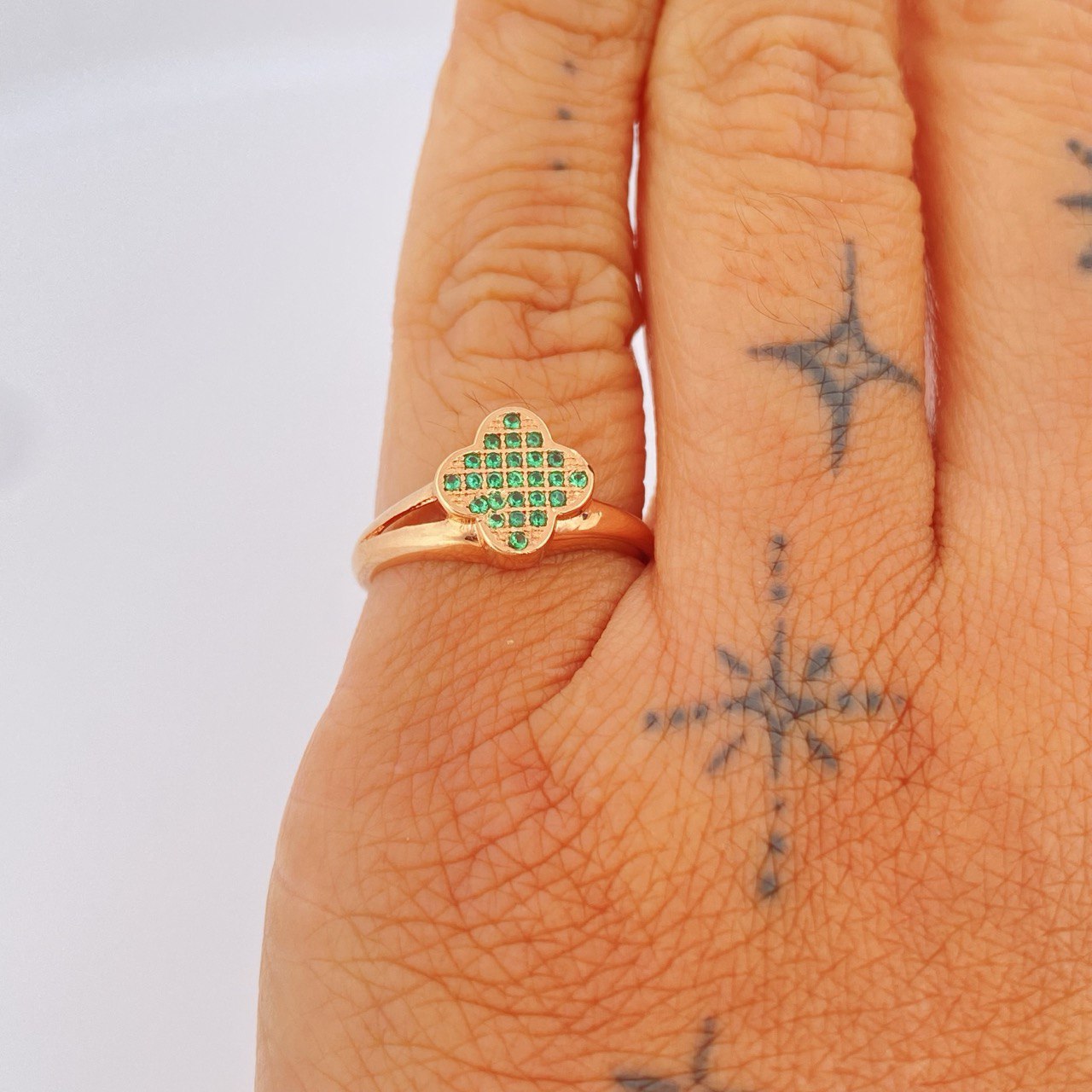 Clover Ring 2.5gr / Size 5 1/4 / 18K Gold $