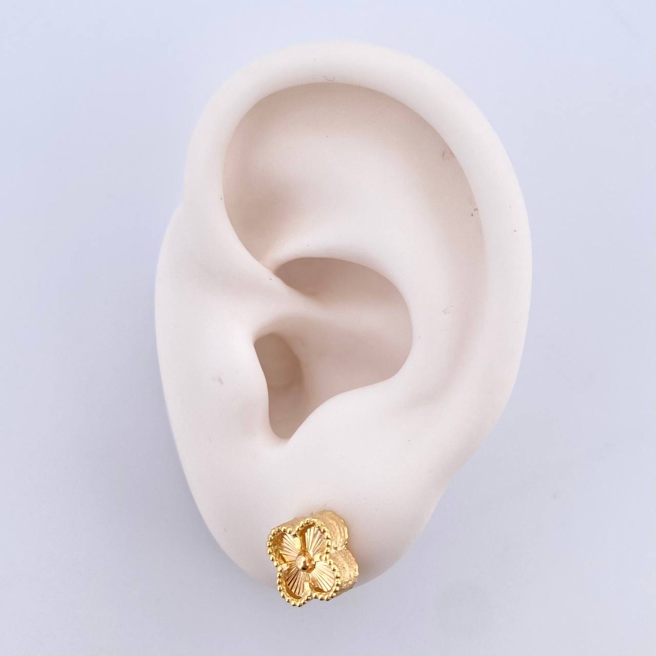 Topos Trébol VCyA 2.3gr / 8mm Diamantado Borde Punteado Oro Amarillo Nac.Esp. 18K ©