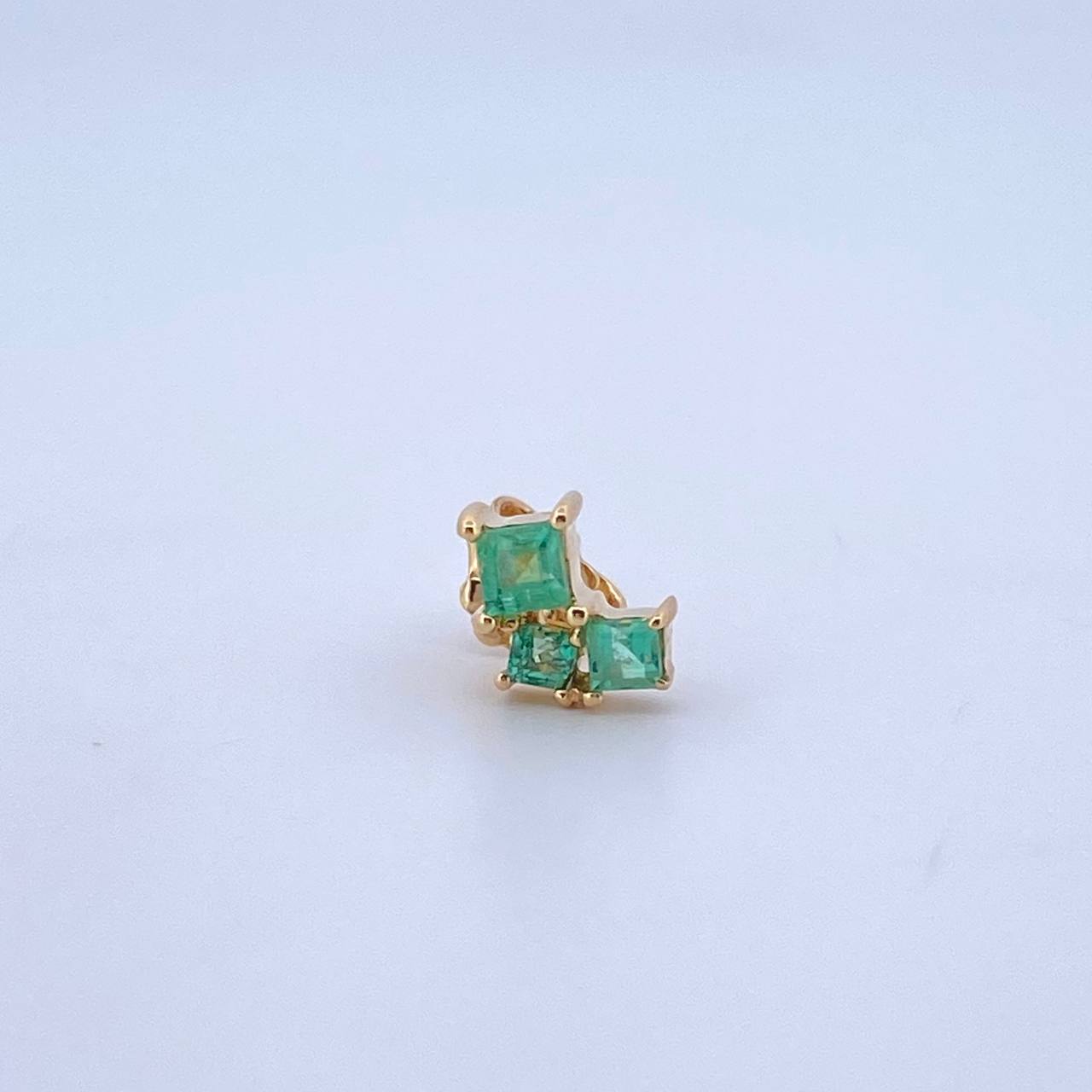 Cubic Frame Piercing 0.85gr / 8mm Emeralds 31Pts Lobster Claw 18K Yellow Gold (Jewel) ©